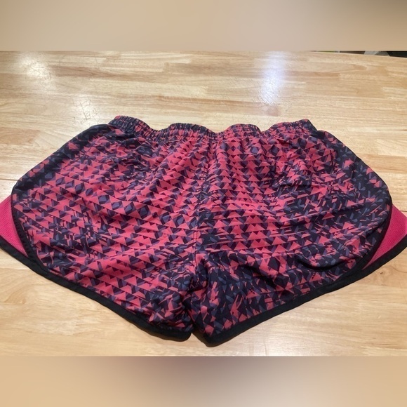 Under Armour heat gear semi fitted shorts in size medium - Picture 3 of 4